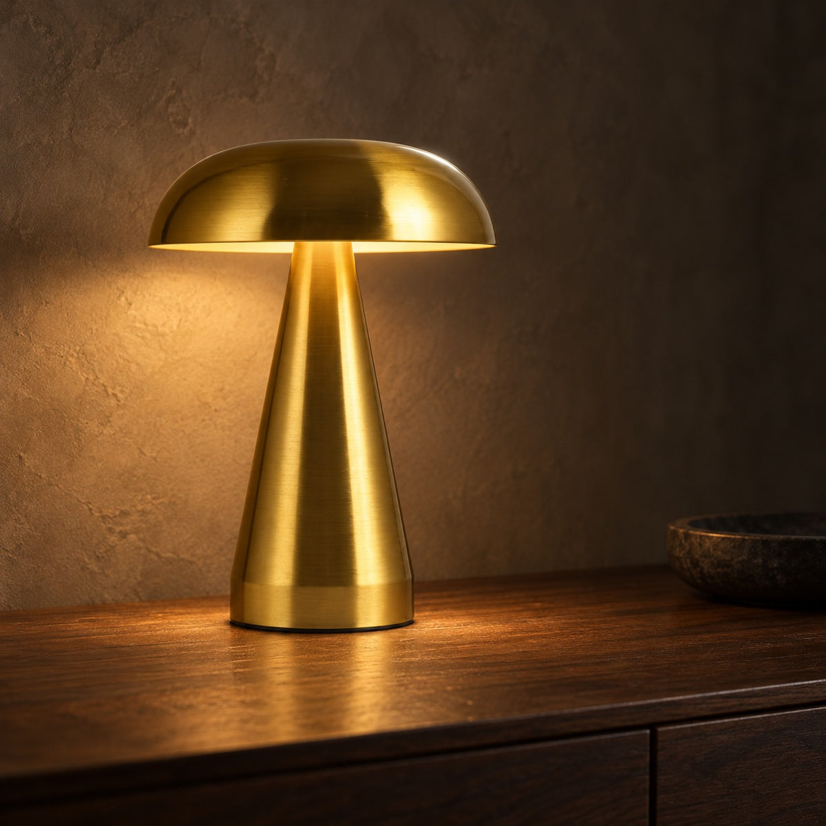 Spire Metal Table Lamp in Gold, close up