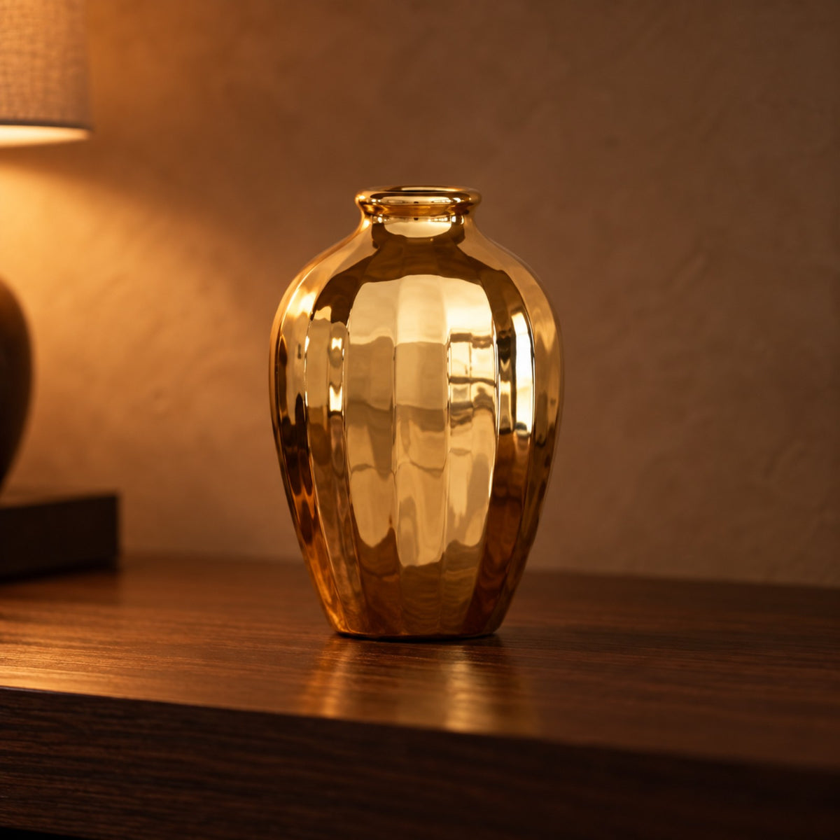 Mirror Metallic Ceramic Vase gold close up